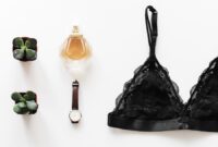 Uma lixeira cheia de restos de comida e papel amassado fica ao lado de um grande símbolo verde de reciclagem em um fundo branco.