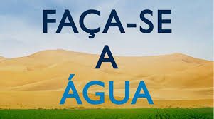 Texto em português FAÇA-SE A ÁGUA sobreposto a uma imagem de um campo verde em primeiro plano e dunas de areia do deserto ao fundo com um céu azul acima.